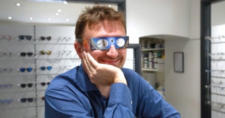 L'esperto spiega come guardare l'eclissi senza rischi per gli occhi