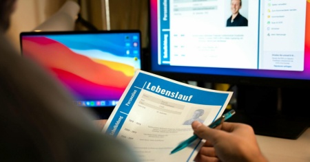 «Preferibilmente non fumatrice, tra i 22 e i 40 anni»: un annuncio di lavoro che fa discutere