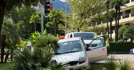 Con l’auto giù nell’aiuola sul lungolago