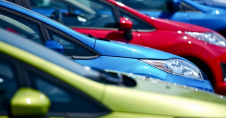 Cala la vendita delle auto: elettriche e ibride trainano il mercato