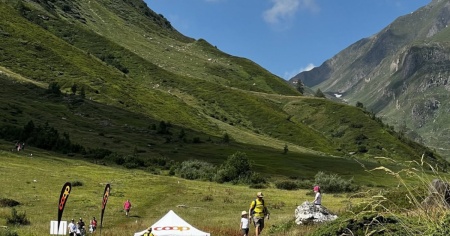 Manca pochissimo alla Mangia e cammina sugli alpi
