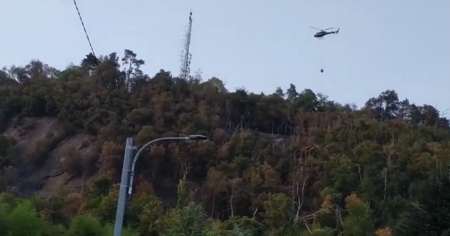 Elicotteri in volo sul Monte Goi. «L'emergenza non è ancora finita»