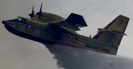 Monte Goi, l'incendio è spento: «Sganciati oltre un milione di litri d'acqua»