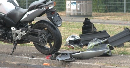 Moto rubata e corsa senza casco: schianto mortale nell’area di sosta