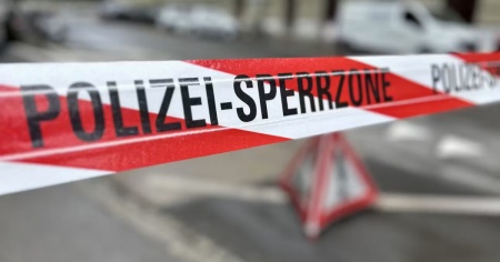 Finisce con l'auto contro un muro: perde la vita un 57enne