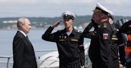 Putin contro l’Ue: «Sequestrare navi russe è pirateria. Risponderemo ovunque»