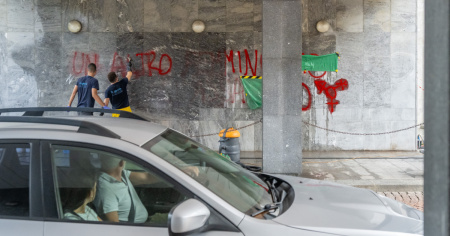 Imbrattato nella notte il palazzo del Governo: «Un altro femminicidio»