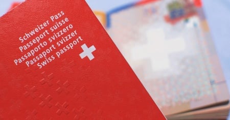 Per i giovani svizzeri all'estero il rischio di perdere la cittadinanza è reale