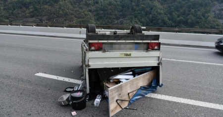 Perde il controllo sull'A2 e il rimorchio si rovescia