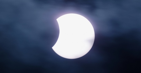 Una performance sotto il segno dell’eclissi