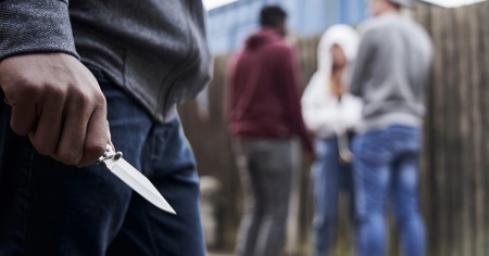 Il consiglio della polizia: «Date del lei a chi vi minaccia con un coltello»