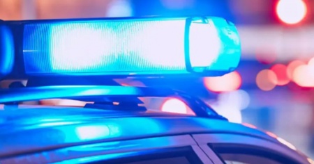 Scappa dalla polizia in Porsche e provoca quattro incidenti