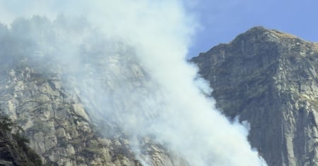 Continua a bruciare il bosco sul Poncione della Marcia