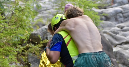 Ponte Brolla, giovane ferito dopo un tuffo