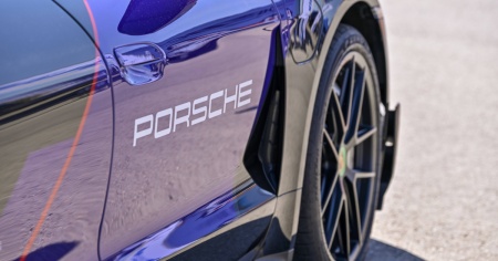 Porsche arretra sull'elettrico, interrotta la produzione della Taycan