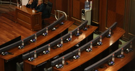 Il Parlamento in aula, ma... i lavori son già fermi