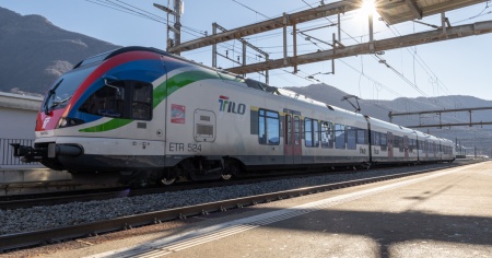 Ragazzini a piedi lungo i binari: li ferma solo la polizia