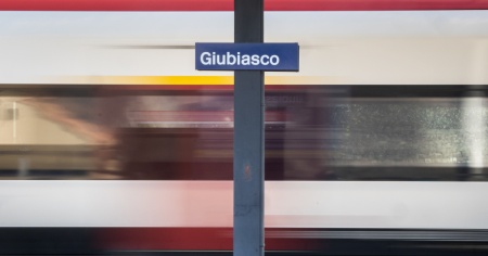 Ragazzini a piedi lungo i binari: li ferma solo la polizia