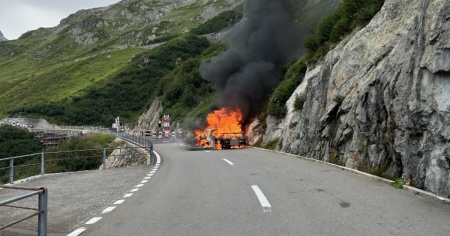 Auto con roulotte distrutta dalle fiamme