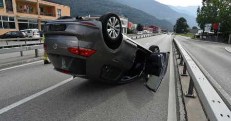 Auto finisce sul tetto sulla strada cantonale