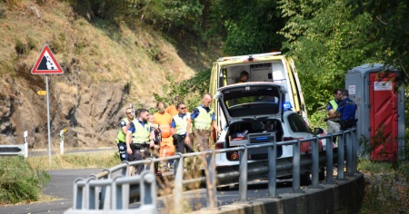 Cade in una scarpata mentre taglia arbusti: ferito un operaio