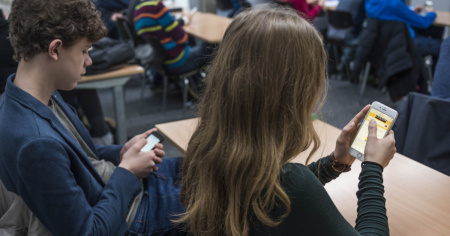 Svolta storica: verso il divieto totale di cellulari a scuola