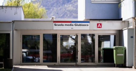 Scuole medie di Giubiasco: resta in carcere il docente arrestato