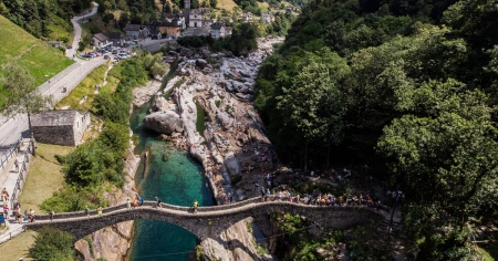 Si buttano dal ponte e finiscono all'ospedale