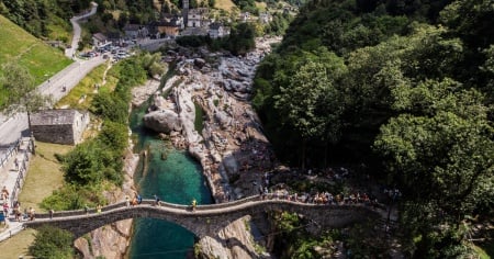 Si buttano dal ponte e finiscono all'ospedale