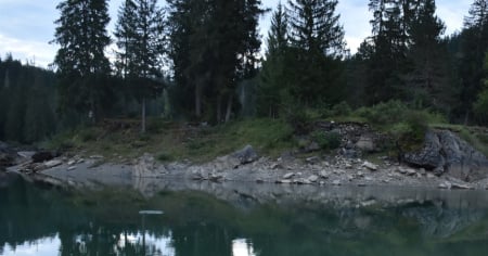 Si getta nel Caumasee per salvare il collega in difficoltà, ma muore annegato