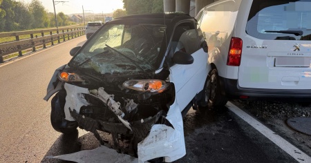 Non vede in tempo la Smart: incidente a catena