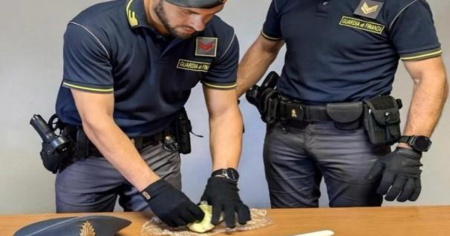 Cocaina nascosta in auto e tenta di entrare in Svizzera: arrestata