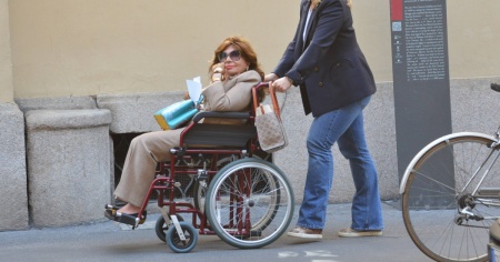 Malore in vacanza, "Lady Gucci" finisce in ospedale