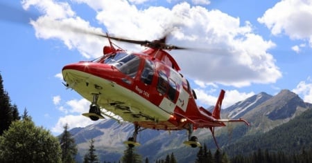 Cade dalla parete rocciosa mentre cercava funghi: la sua vita è in pericolo