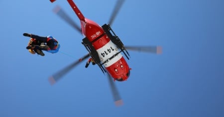 Cade dalla parete rocciosa mentre cercava funghi: la sua vita è in pericolo