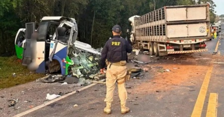 Scontro frontale tra minibus e camion: 23 morti e cinque feriti