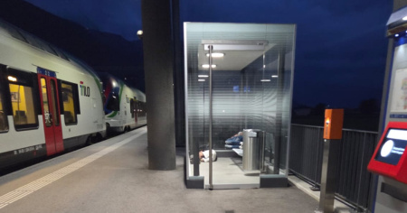 Dormono a terra e sulle panchine della stazione: «Succede da circa tre mesi»