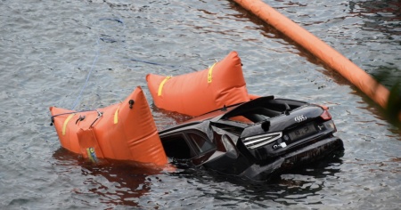 Esce di strada e l’auto finisce nel lago affondando