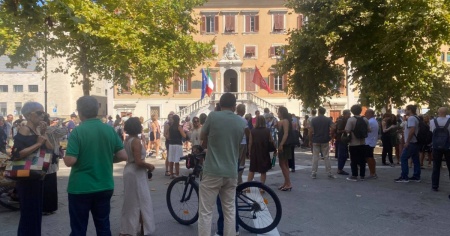 La terra trema in Toscana: gente in strada