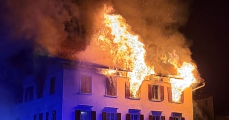 Speranze sempre più flebili dopo il rogo: ancora nessuna traccia dei cinque dispersi