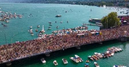 Street Parade: 33esima edizione al via fra sole e bagni di folla
