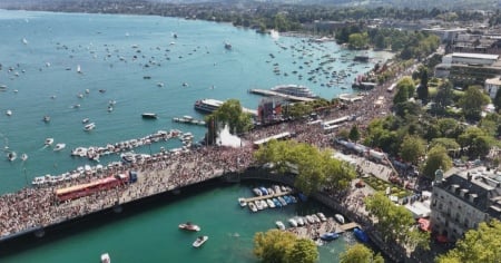 Una folla di 800mila persone alla Street Parade