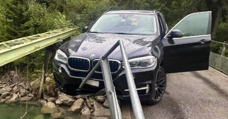 Tragedia sfiorata: auto sospesa nel vuoto