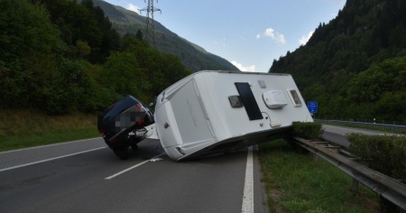 Suv con roulotte finisce di traverso sull'A2
