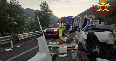 Camper invade la corsia opposta e si scontra con un pullman: sei morti e 27 feriti