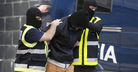 Terrorismo, arrestato 16enne in vacanza: trovati video e propaganda jihadista