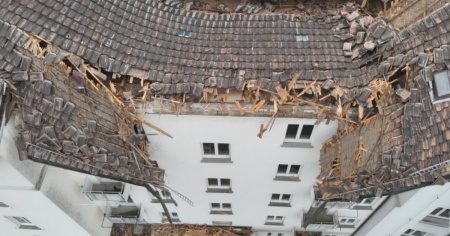 Crolla il tetto di una casa
