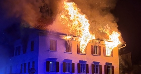 Terribile incendio in un edificio di Thusis: cinque persone risultano disperse