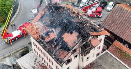 Thusis ricorda le vittime dell'incendio