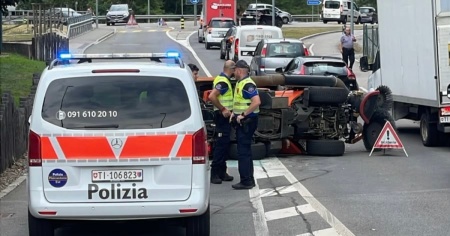 Spazzatrice stradale si ribalta: chiusa la cantonale